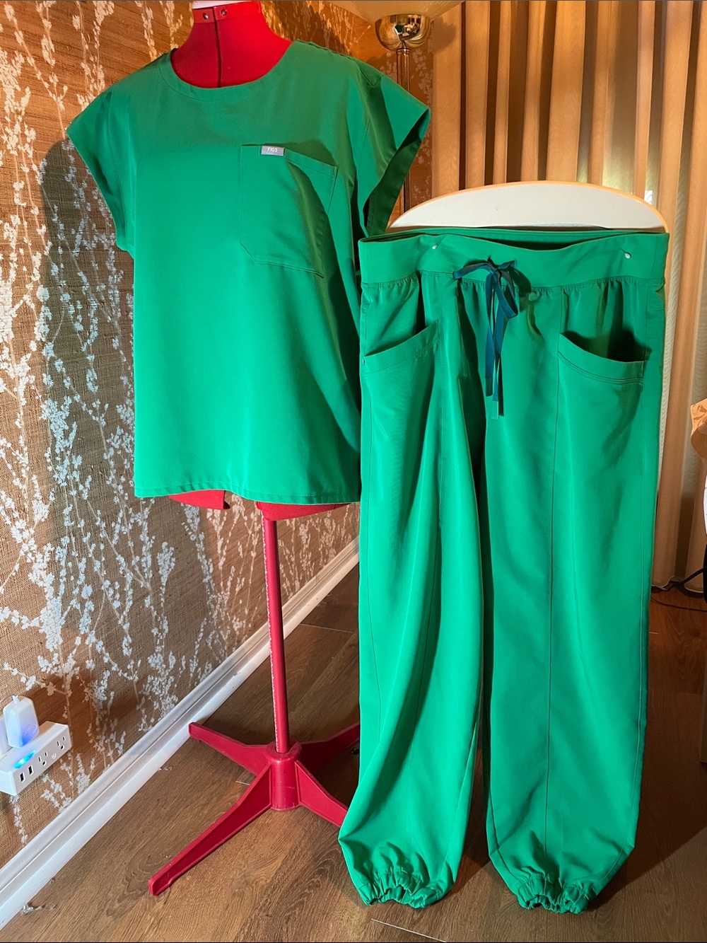 Figs Women’s Emerald Green Wide Leg Scrub Pants & Top Catarina one pocket